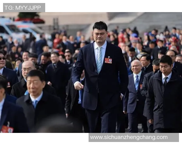 姚明在会议上分享幽默故事引发全场欢笑的趣事回顾